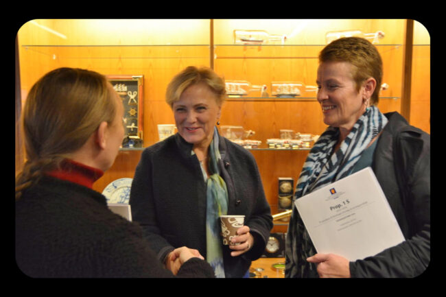 Kulturminister Thorhild Widvey med daglig leder Tone Øvrebø Johannessen. Foto: Ketil Frøland.