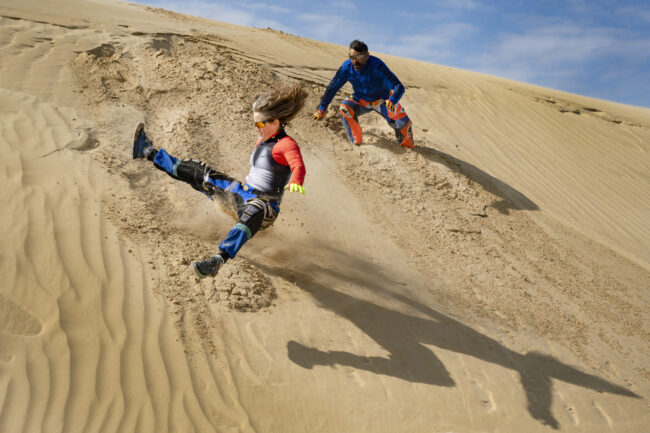 «Sand Flight» av koreograf Ingri Fiksdal i samarbeid med Jonas Corell Petersen. På bildet: Dansere er Pernille Holden og Sudesh Adhana. Foto: Hans Ravn.