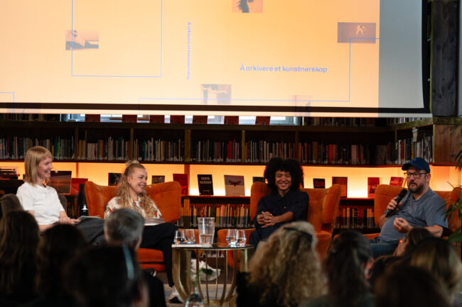 Fra lansering av boka: «ARKIVERT! Å arkivere et kunstnerskap». På bildet, fv: Minda Marie Kalfoss, Sigrun Drivdal Johnsen, Frid Otwel Ding og Björn Sandberg. Foto: Guro Lepperød.