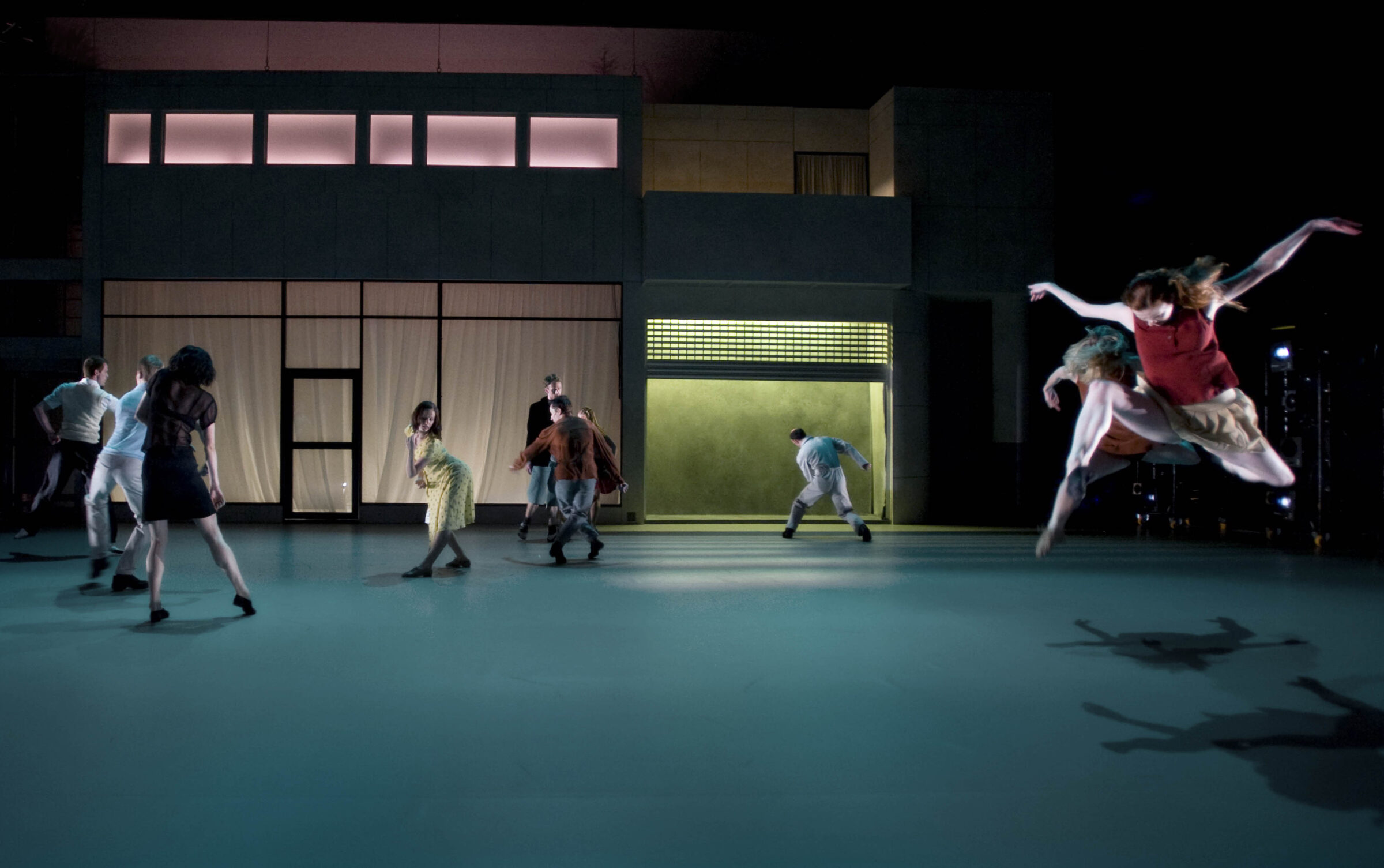 
Ingun Bjørnsgård koreograferte «Et moderne sted» (2008) for Nasjonalballetten, til åpningen av Den Norske Opera & Balletts nye hus i Bjørvika (Scene 2). Foto: Dansere i Nasjonalballetten. Fotograf: Erik Berg. 