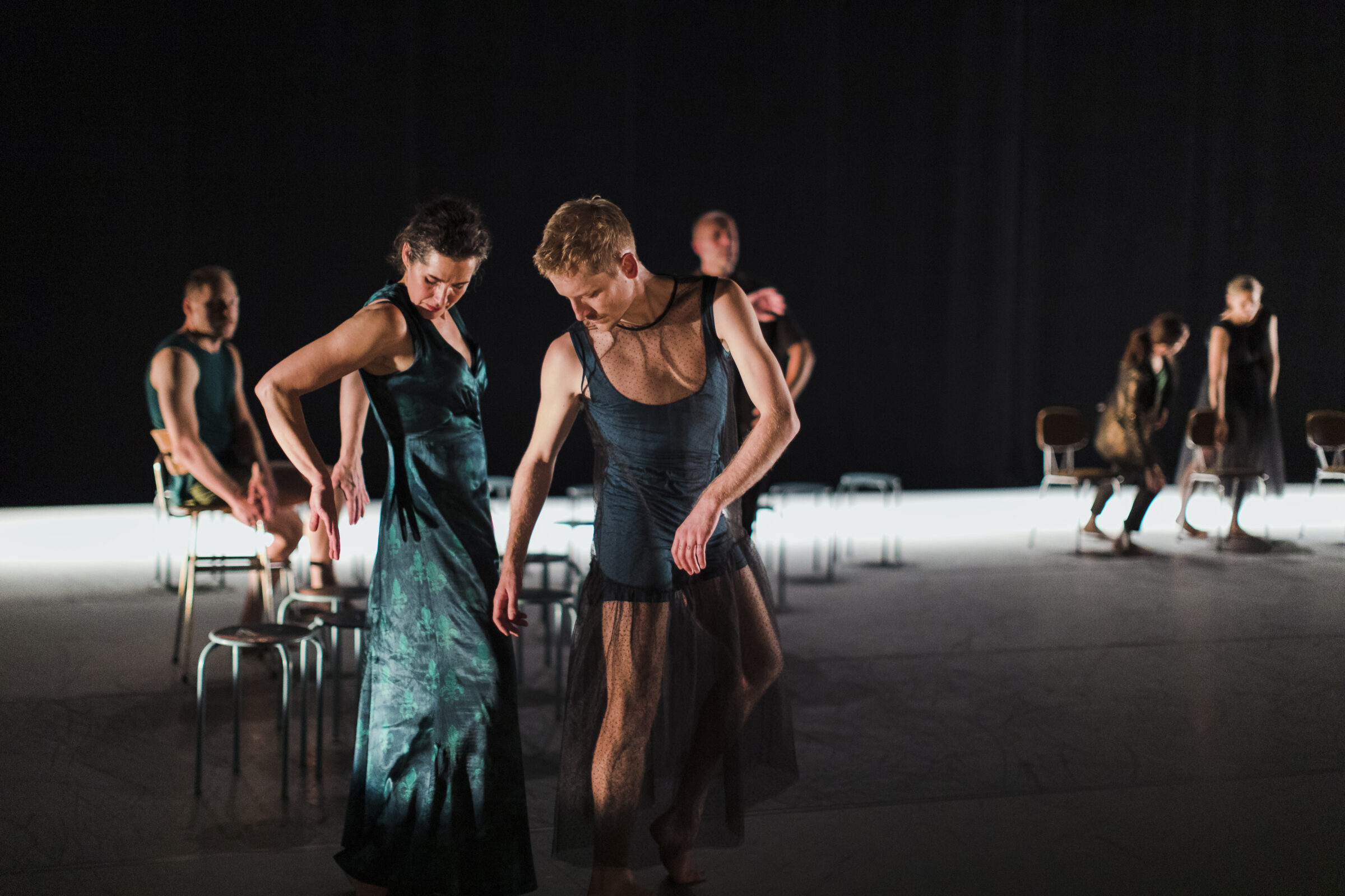 
Fra «Uncoordinated Dog» (2019) av Ingun Bjørnsgaard. Medvirkende dansere: Ludvig Daae
Sigrid Edvardsson, Marius Kjos, Torunn Robstad, Katja Schia, Charlott Utzig, Gry Kipperberg og
Erik Rulin. Foto: Tale Hendnes / Dansens Hus.