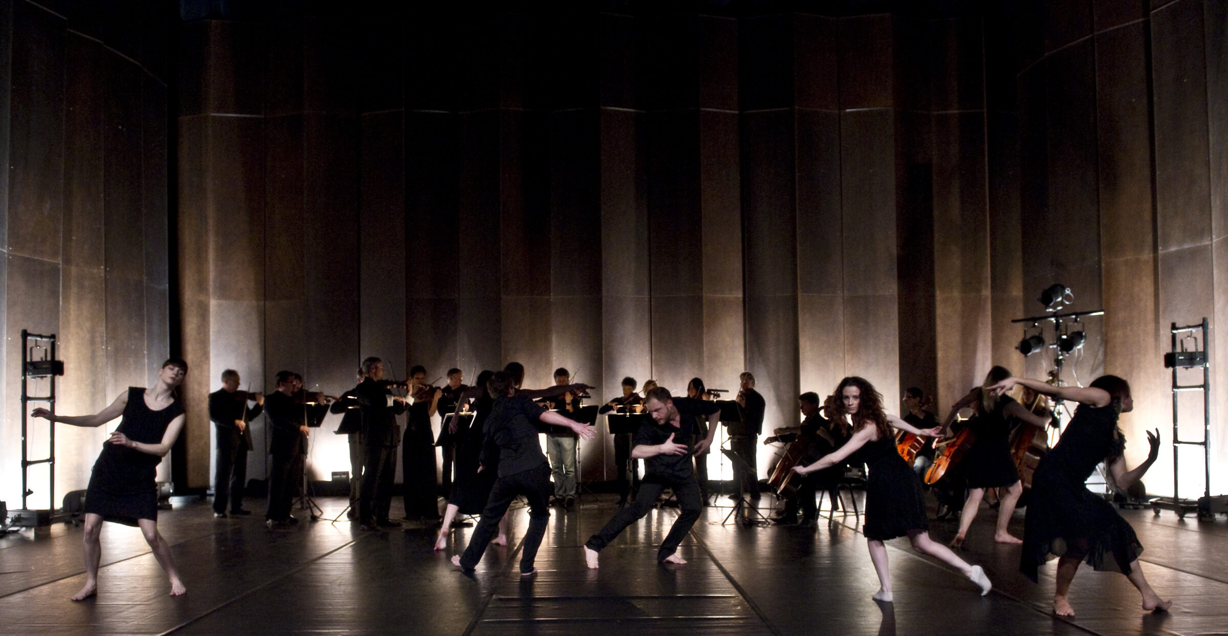 «Verklärte Nacht» (2011) hadde premiere på Den Norske Opera & Ballett. Medvirkende dansere: Lone Torvik, Ida Wigdel, Suzie Davies, Halldís Ólafsdóttir, Sigrid Edvardsson, Mattias Ekholm, Erik Rulin, Lisa Nielsen. Musikere fra Det Norske Kammerorkester. Foto: Erik Berg.